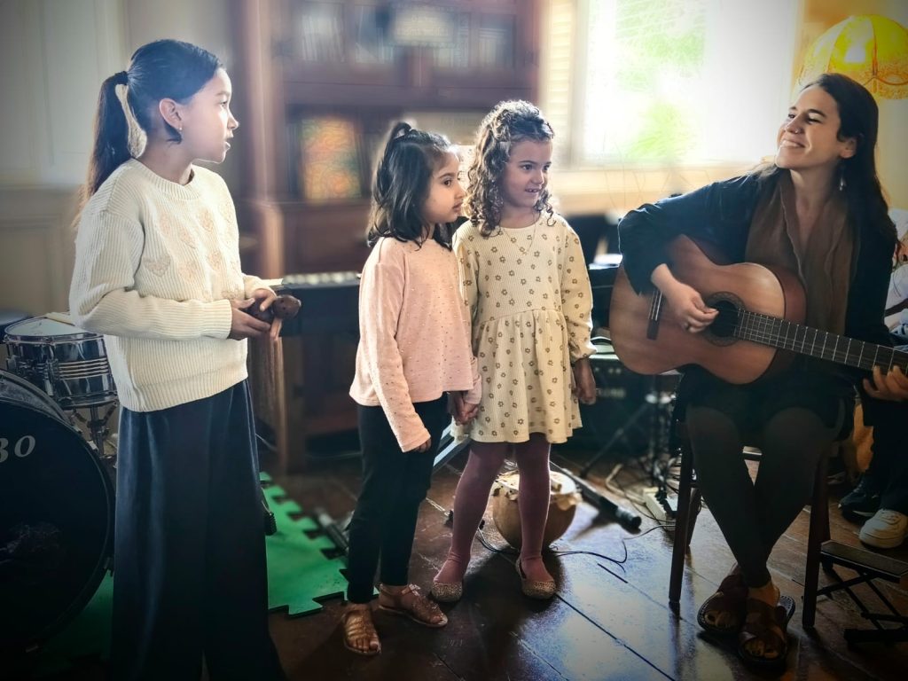 Niñas actuando en público