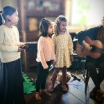 Niñas actuando en público