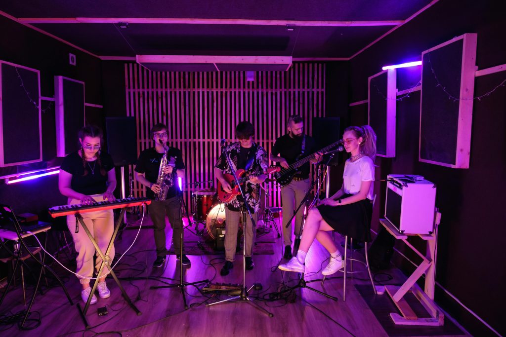 Jóvenes ensayando en Atrium